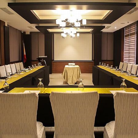 קואזון סיטי Brentwood Suites מראה חיצוני תמונה