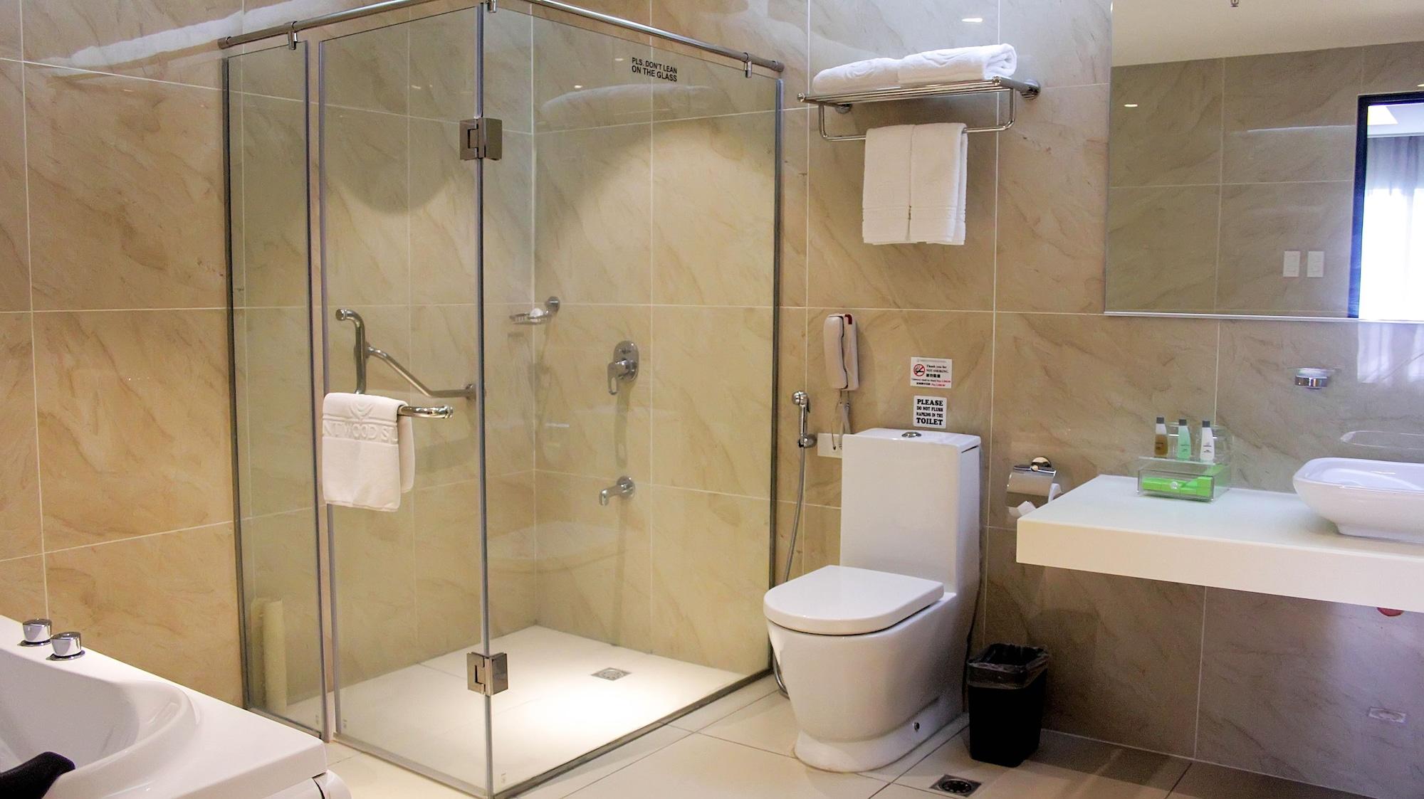 קואזון סיטי Brentwood Suites מראה חיצוני תמונה