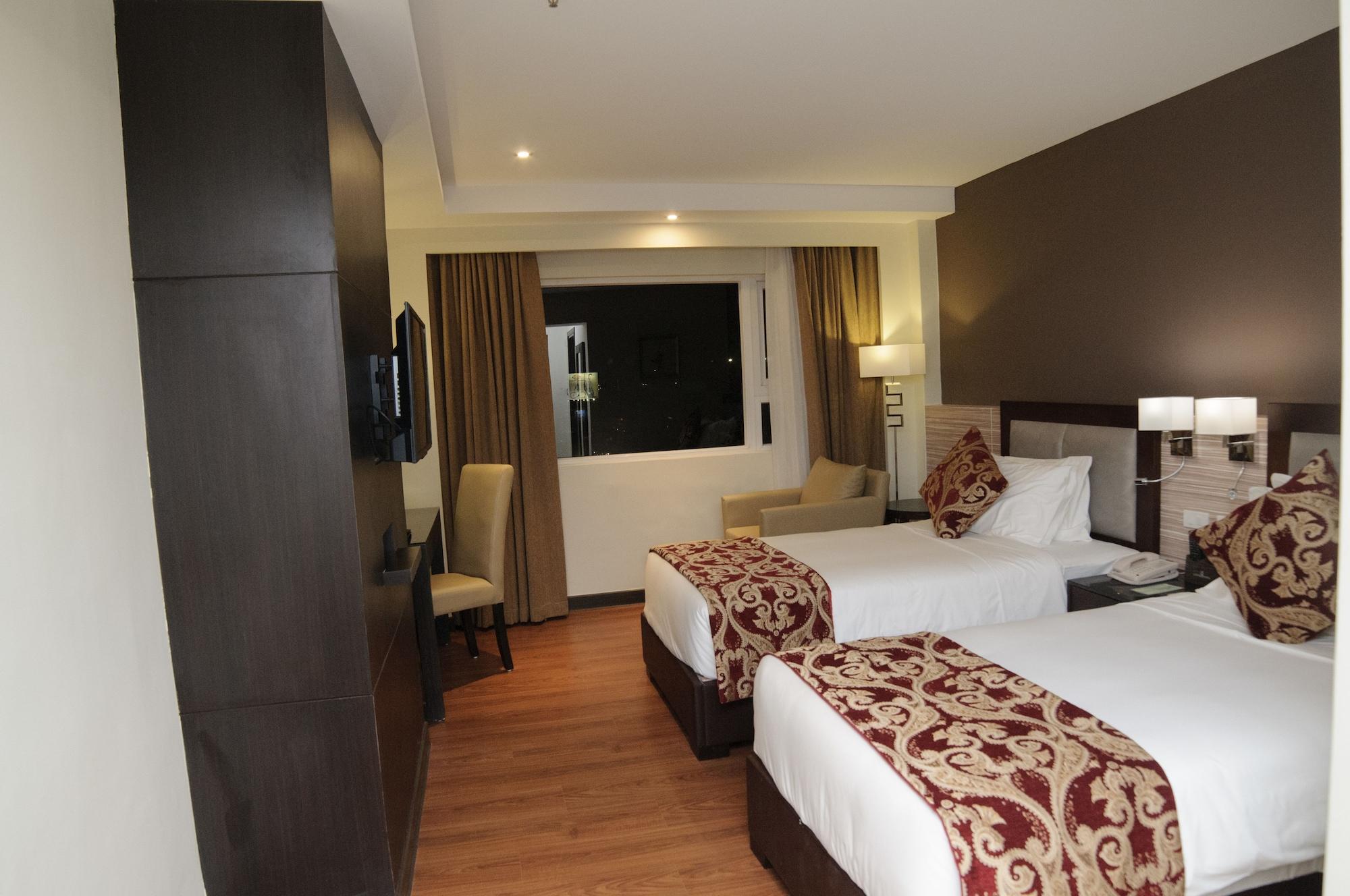 קואזון סיטי Brentwood Suites מראה חיצוני תמונה