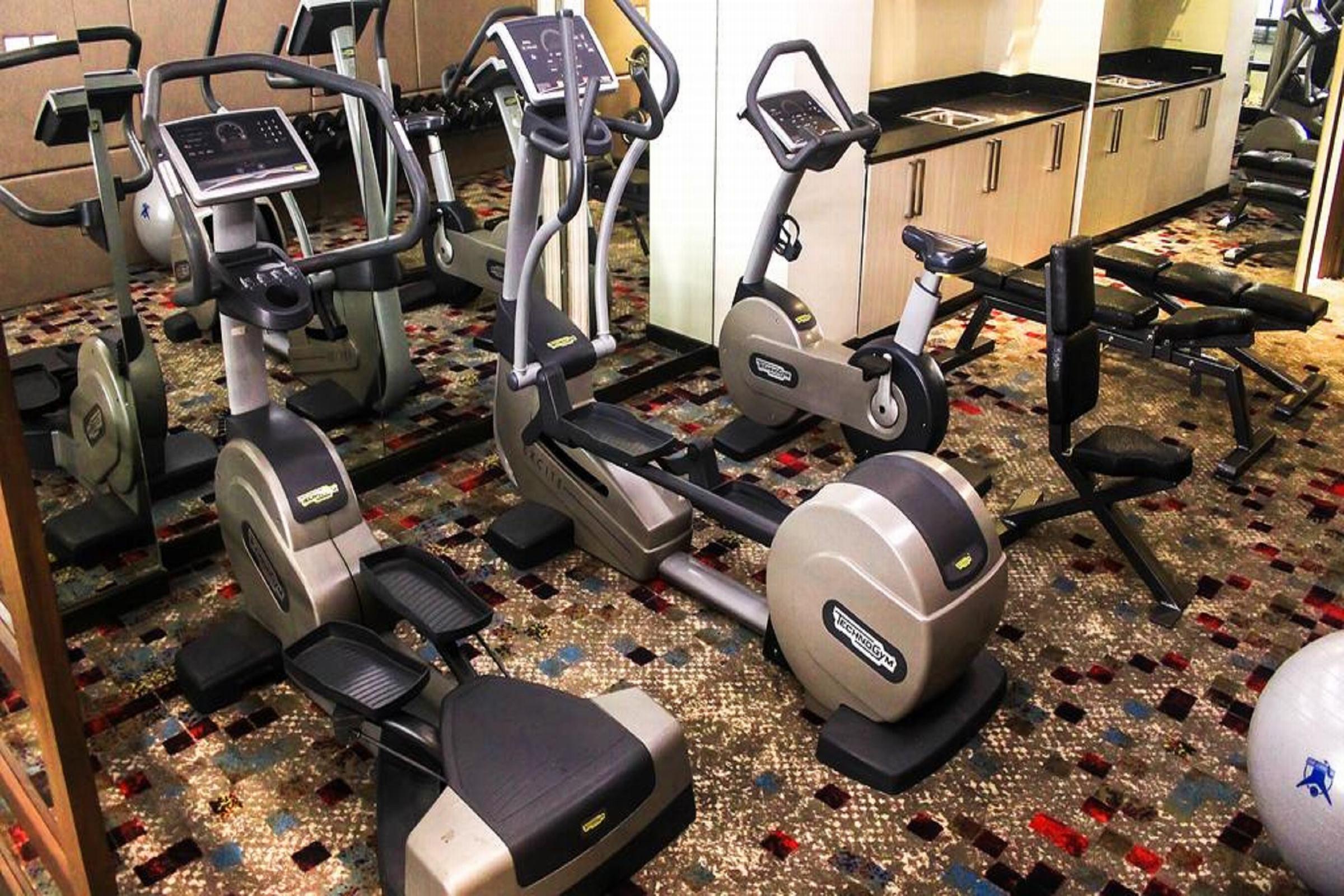 קואזון סיטי Brentwood Suites מראה חיצוני תמונה