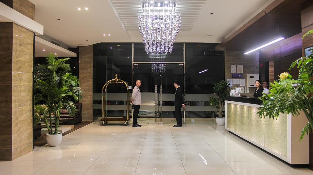 קואזון סיטי Brentwood Suites מראה חיצוני תמונה