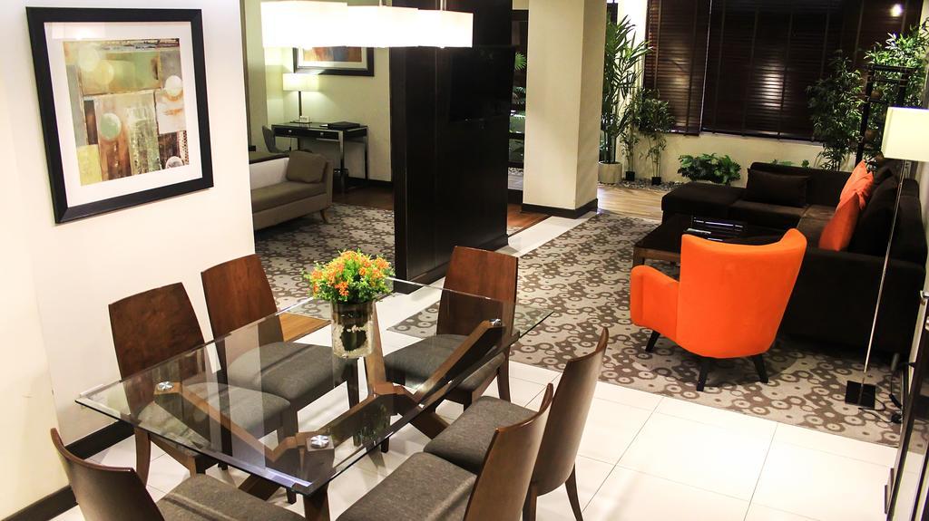 קואזון סיטי Brentwood Suites מראה חיצוני תמונה