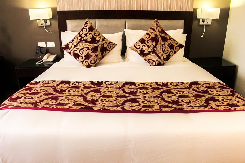 קואזון סיטי Brentwood Suites מראה חיצוני תמונה