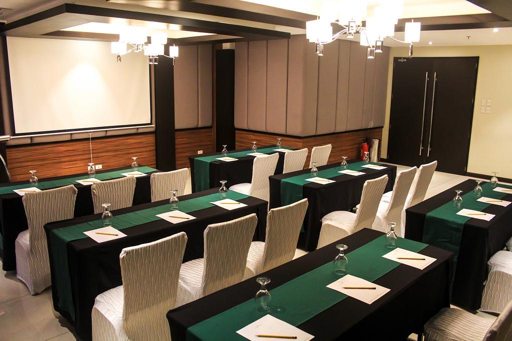 קואזון סיטי Brentwood Suites מראה חיצוני תמונה