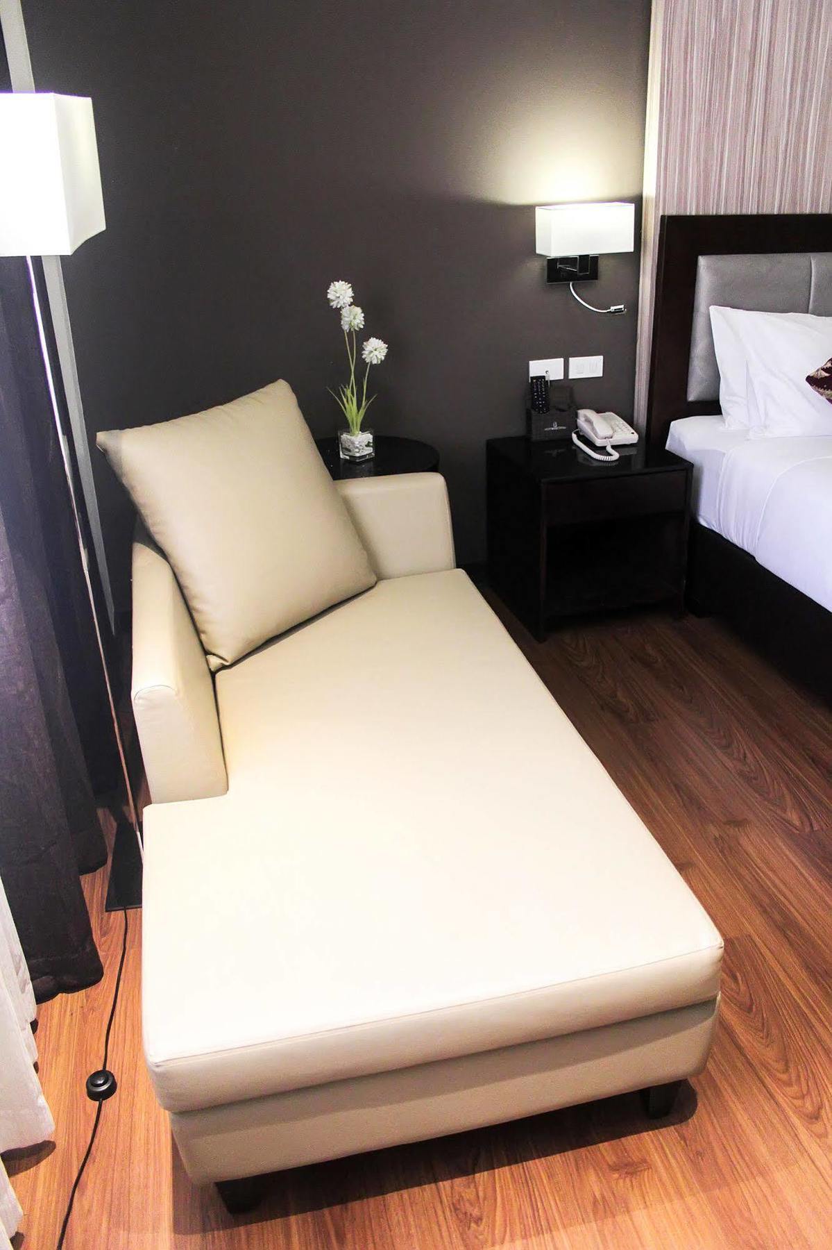 קואזון סיטי Brentwood Suites מראה חיצוני תמונה