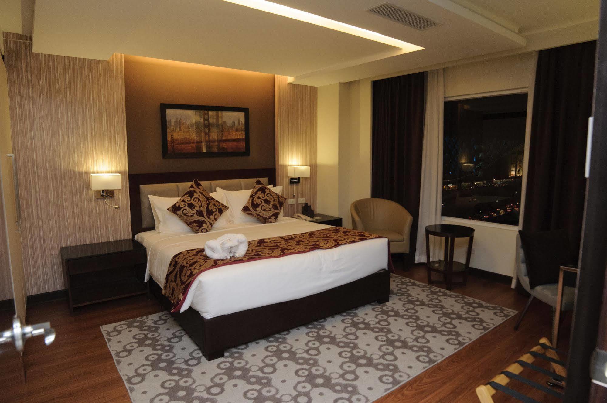 קואזון סיטי Brentwood Suites מראה חיצוני תמונה