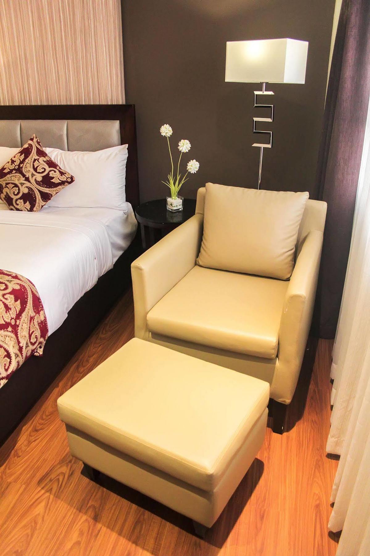 קואזון סיטי Brentwood Suites מראה חיצוני תמונה