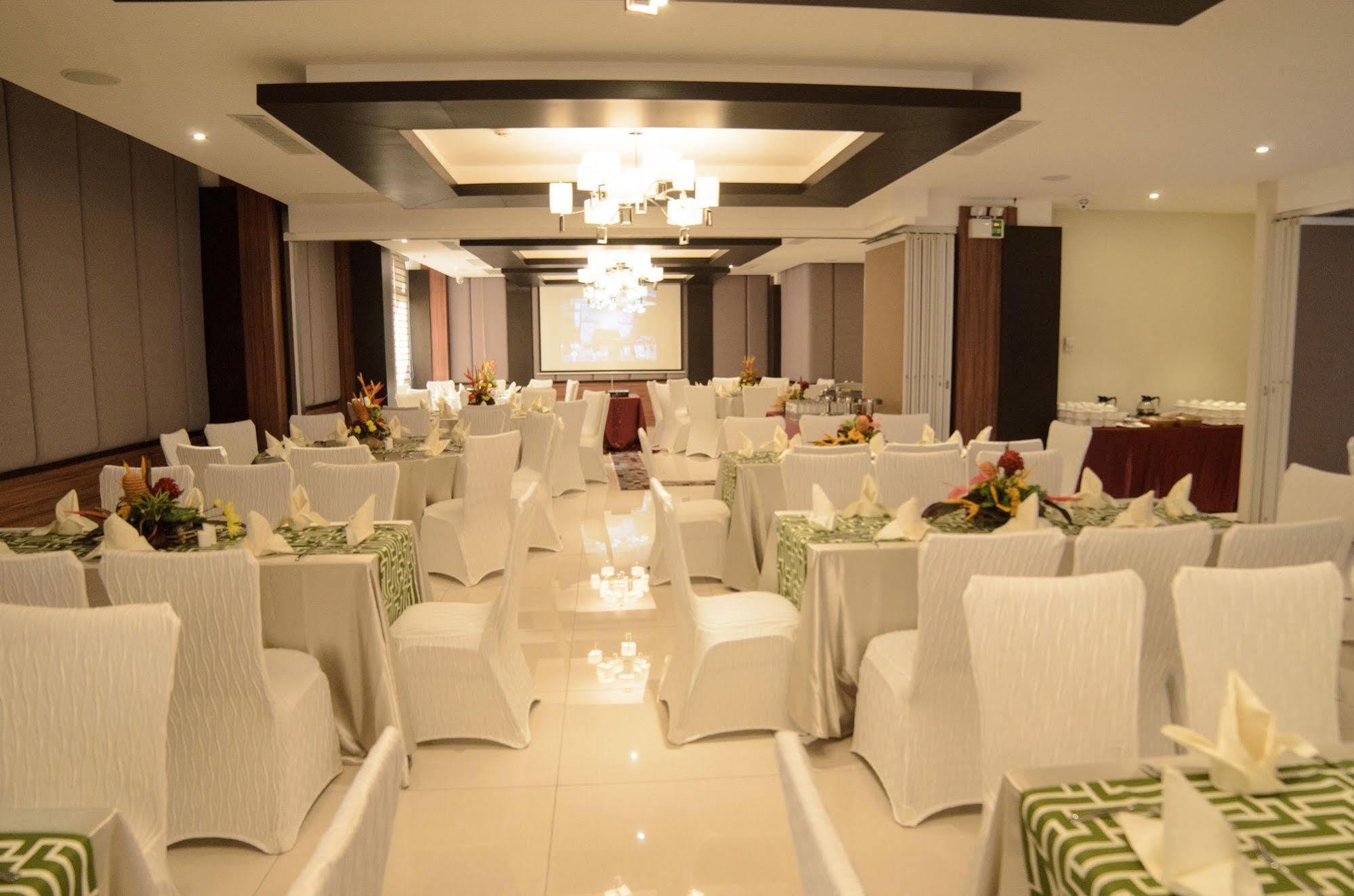 קואזון סיטי Brentwood Suites מראה חיצוני תמונה