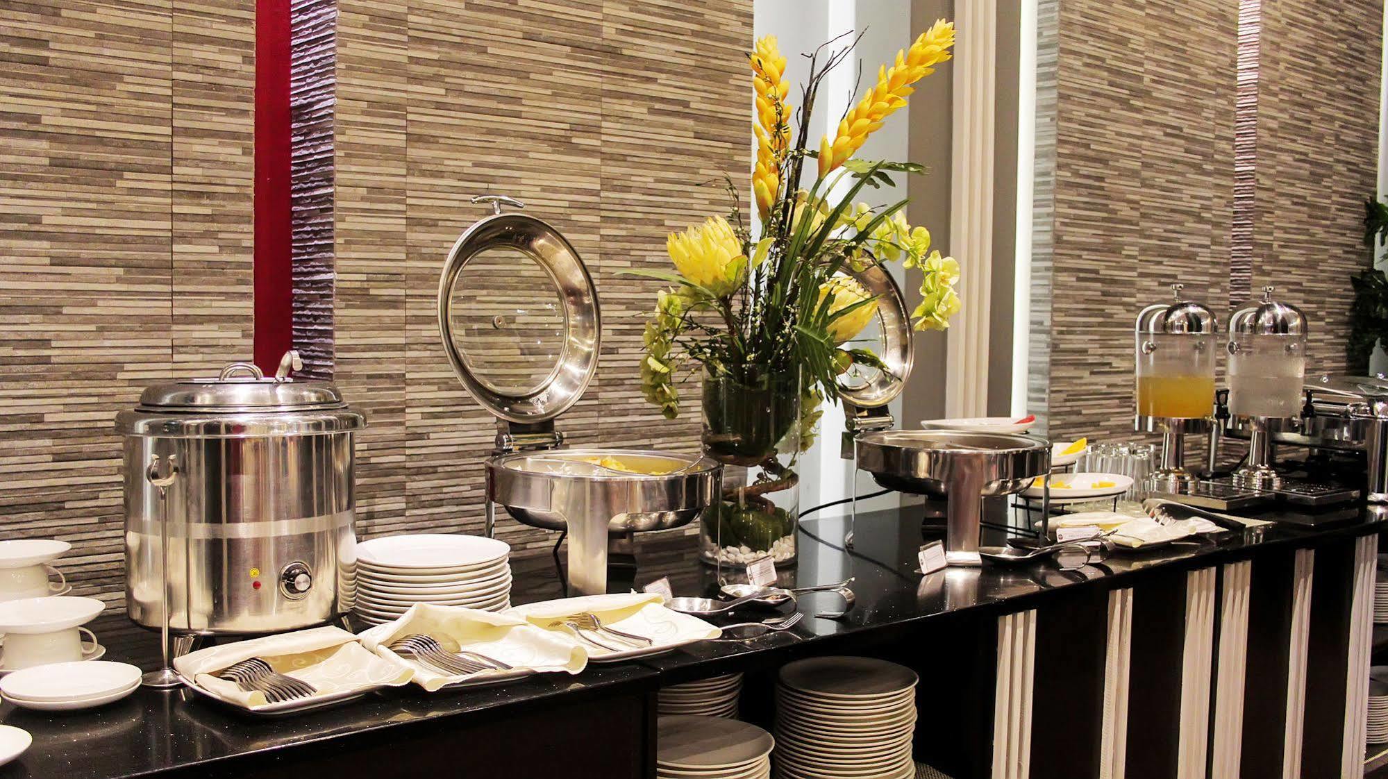 קואזון סיטי Brentwood Suites מראה חיצוני תמונה