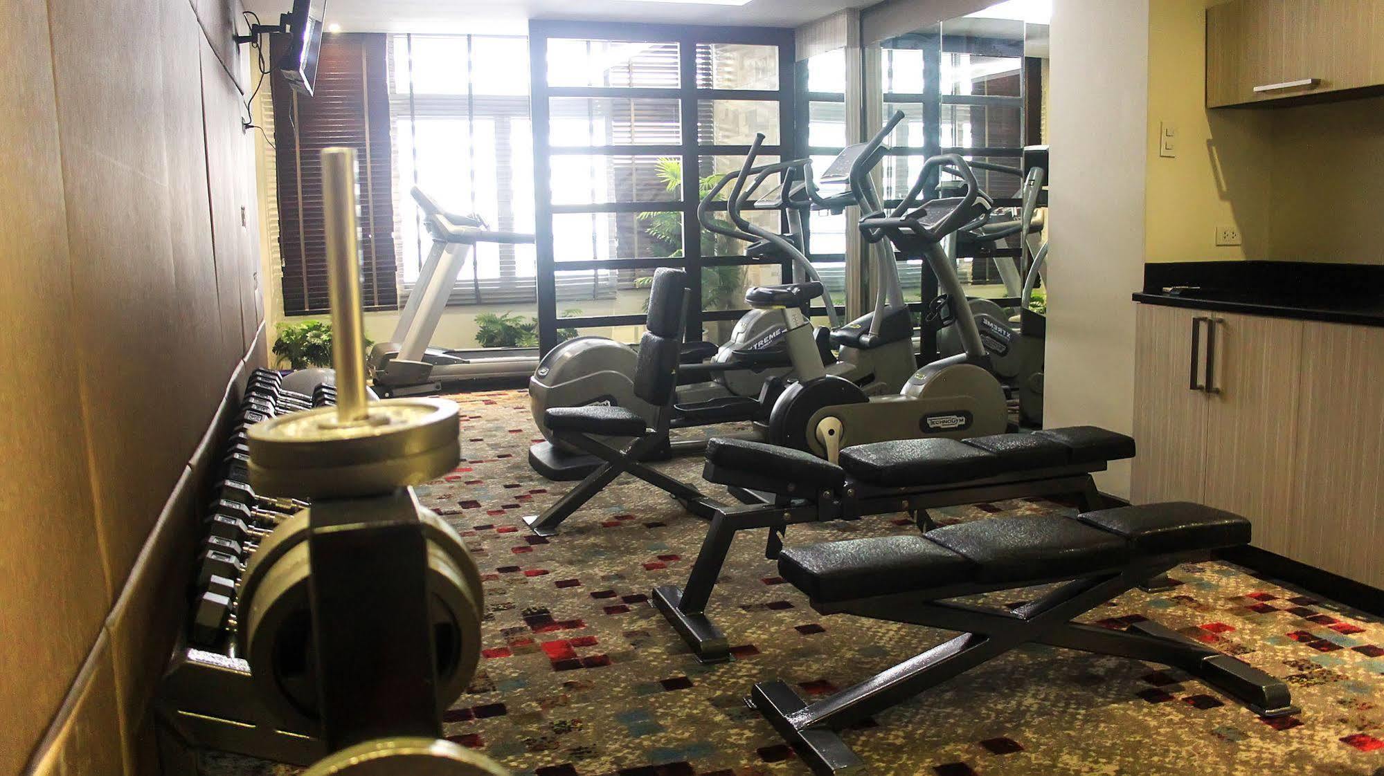 קואזון סיטי Brentwood Suites מראה חיצוני תמונה