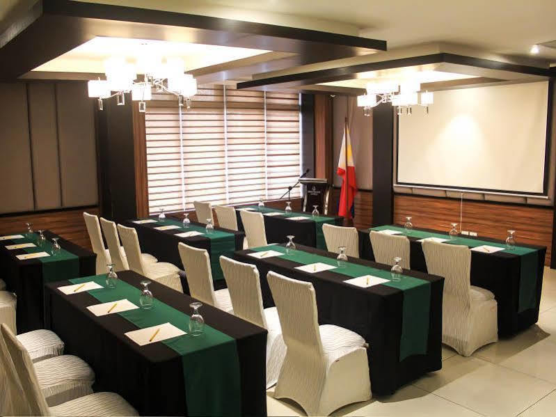 קואזון סיטי Brentwood Suites מראה חיצוני תמונה