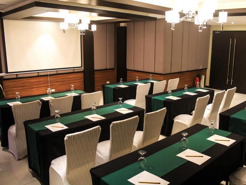 קואזון סיטי Brentwood Suites מראה חיצוני תמונה